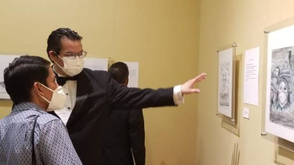 GAPA explica a uno de los visitantes el contenido de sus obras.