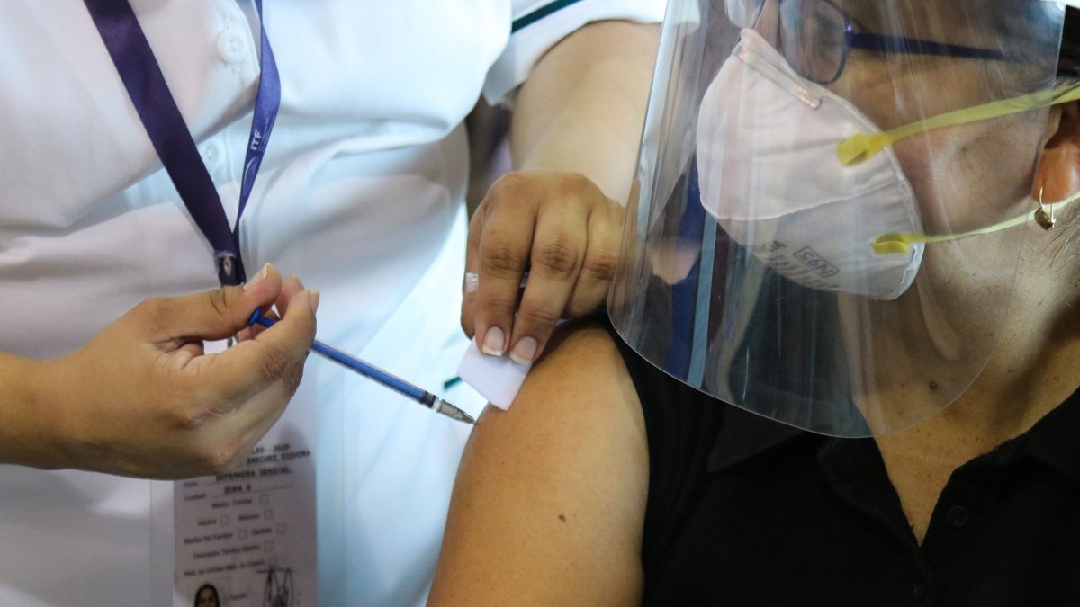 Biden llegó al poder prometiendo 200 millones de inoculaciones.