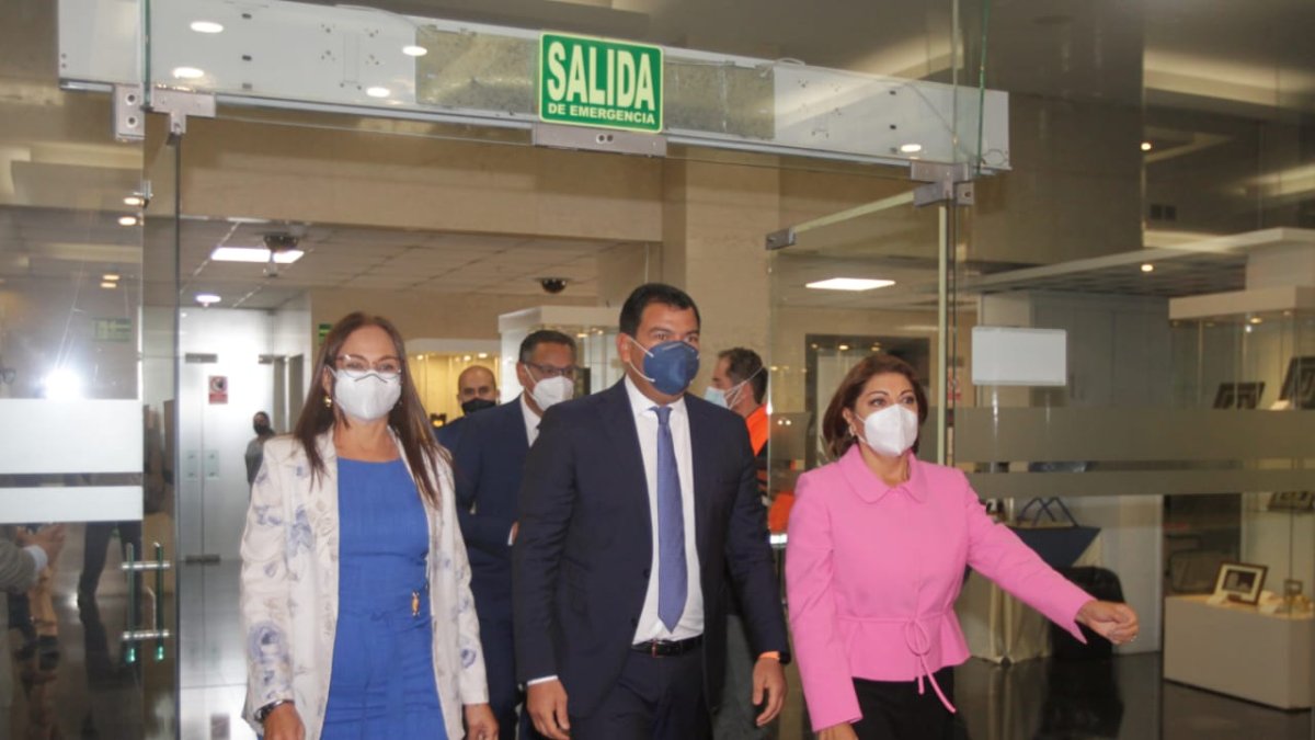 En un primer momento, el presidente de la Asamblea, César Litardo, dialogó con las asambleístas más votadas: Pierina Correa de la alianza Unión por la Esperanza (Unes) y Wilma Andrade de la Izquierda Democrática. Estuvo ausente para ente encuentro Salvador Quishpe de Pachakutik.