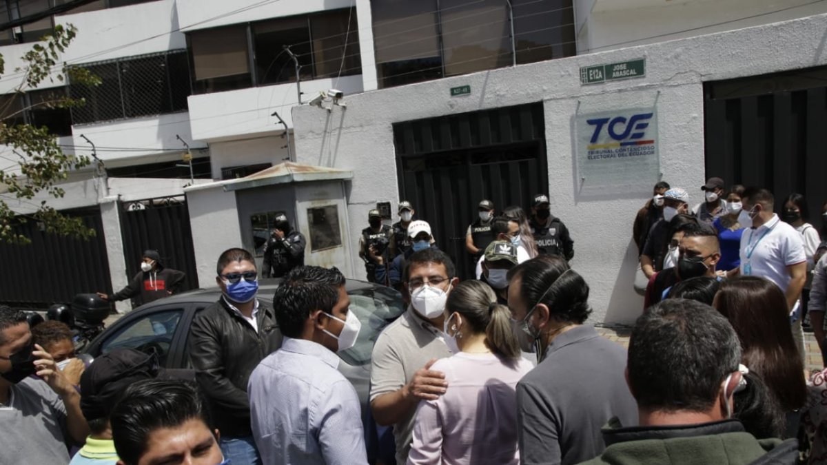 A la cabeza de esta protesta estuvo Joao Acuña que asegura haber ganado la curul de forma limpia y pide que el TCE cierre este caso para poder recibir la acreditación del Consejo Nacional Electoral (CNE) como nuevo asambleísta.