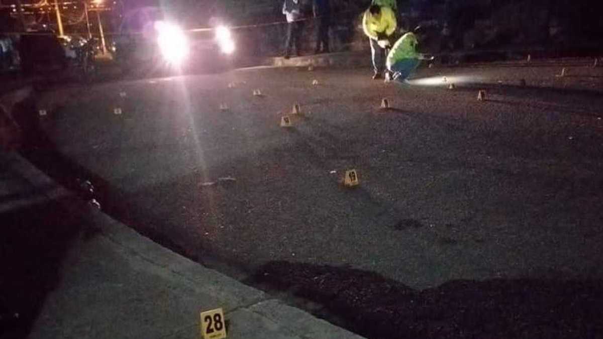 Agentes de Crimialística recogieron los indicios balísticos que estaban esparcidos en la calzada