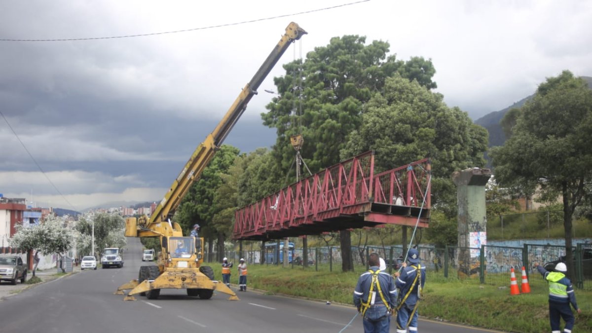 Un puente se cayó en el norte de Quito. La causa fue un impacto vehicular.