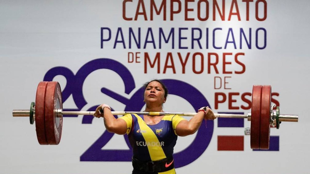 Con 40 años la pesista ecuatoriana Alexandra Escobar se colgó plata en el torneo en República Dominicana.