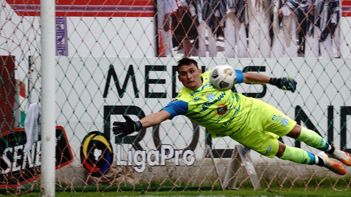 El golero de Macará se perderá los siguientes seis partidos por orinar detrás del arco.