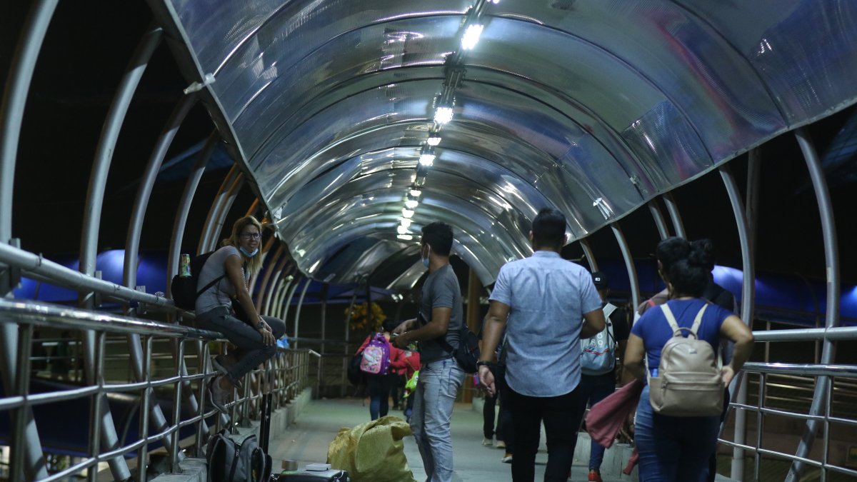 Terminal terrestre. El paso peatonal ubicado al pie de este espacio, está ya iluminado. Hasta el fin de semana anterior, más de 20 luminarias estaban apagadas.