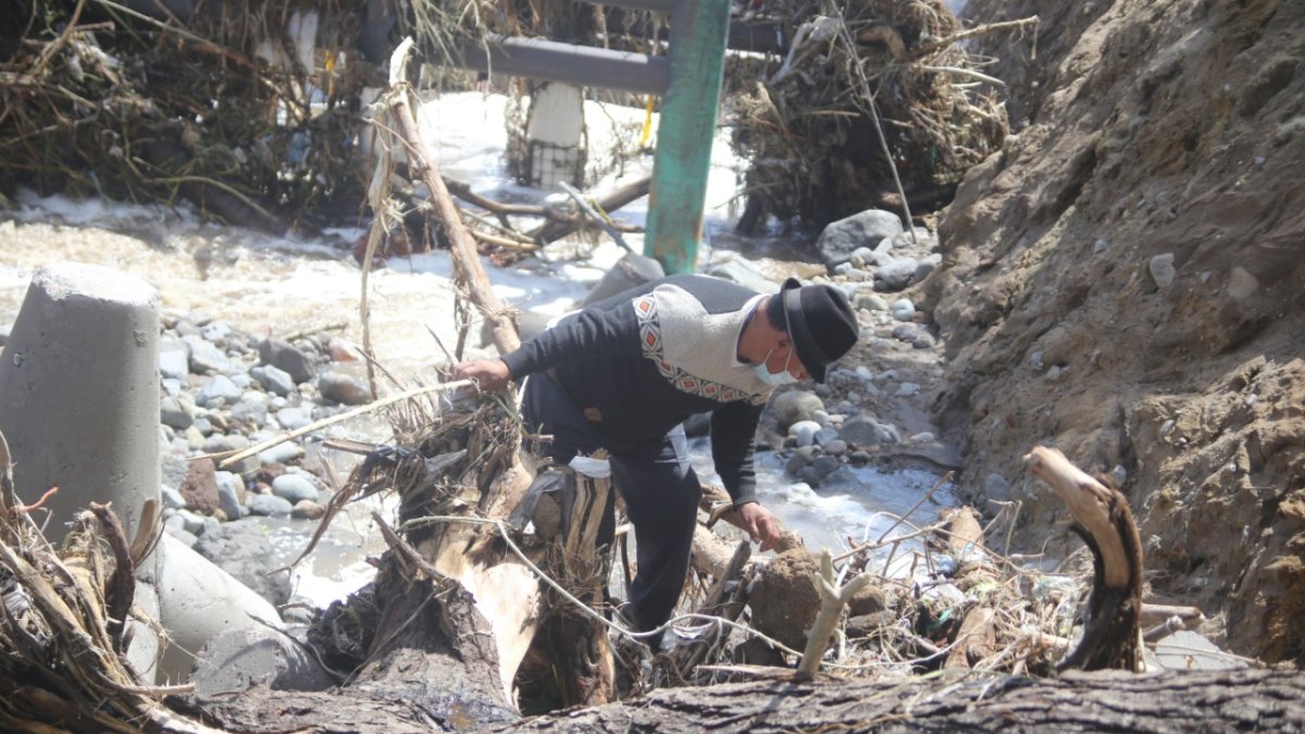 Familiares buscan a las personas desaparecidas luego del desbordamiento del Río Monjas.