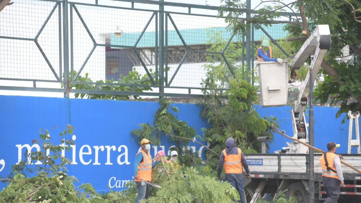 Personal de Urvaseo limpió las canchas deportivas, áreas verdes y calles de la comunidad de uno de los murales del proyecto Letras Vivas.