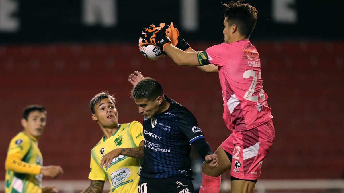Luis Ezequiel Unsain, portero de Defensa y Justicia, atrapa un balón, durante el partido de hoy.