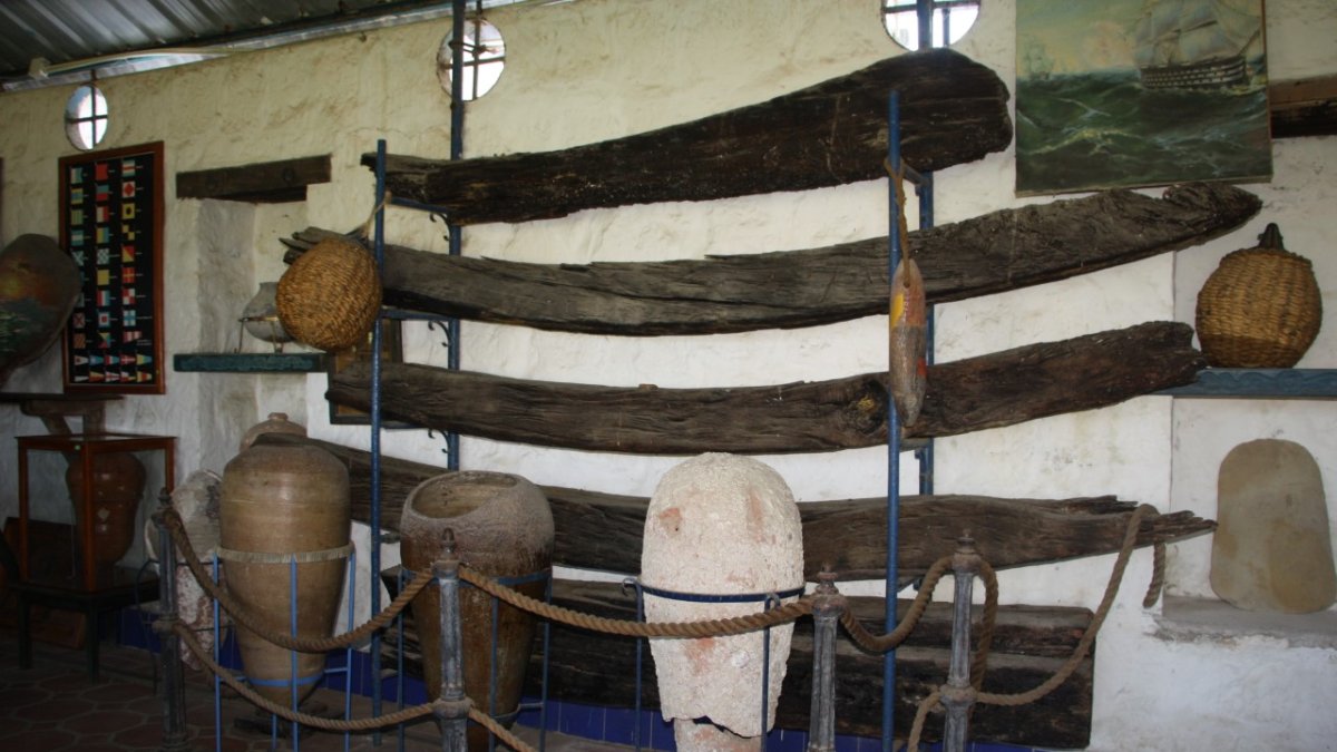 Timoneles, restos de madera, anclas, baúles, monedas, entre otros objetos fueron encontrados en el galeón la Capitana. Estas reliquias han permanecido bajo el agua por alrededor de 400 años.