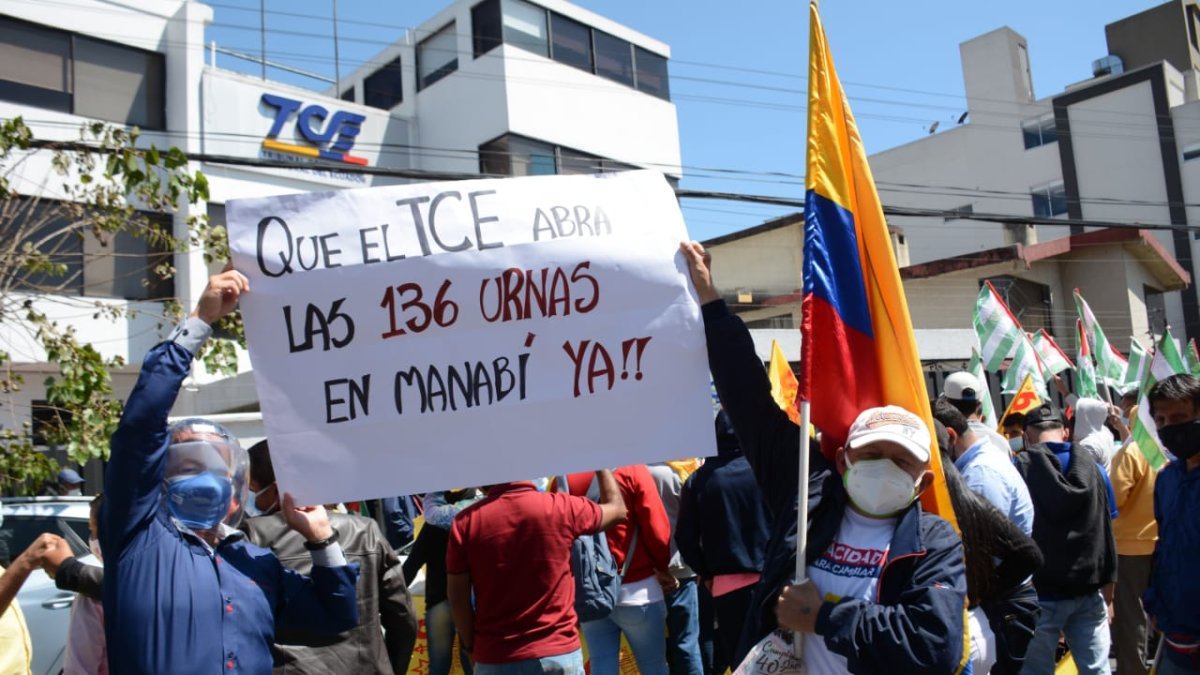 Los manifestantes se movilizaron desde varios cantones manabitas en los que aseguran se registraron anomalías.