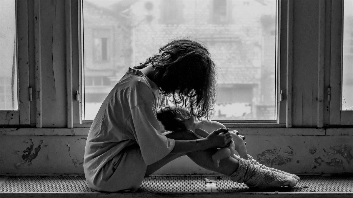 Mujer sumida en una tristeza profunda