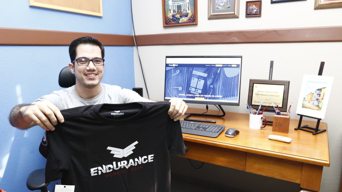 Ricardo Jurado, junto a sus dos emprendimientos: Pagar es fácil y Endurance.