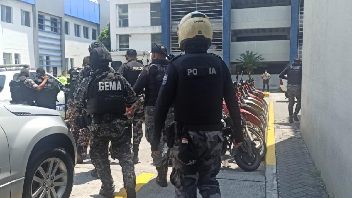 Terminada la audiencia los dos sospechoso fueron llevados a la cárcel donde guardan prisión.Terminada la audiencia los dos sospechoso fueron llevados a la cárcel donde guardan prisión.