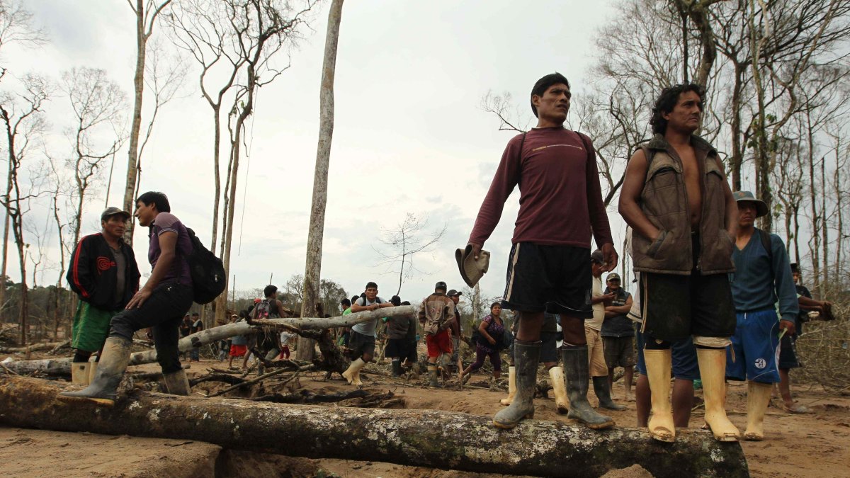 Fotografía de archivo fechada el 25 de enero de 2014 que muestra a varios mineros mientras observan un operativo policial.