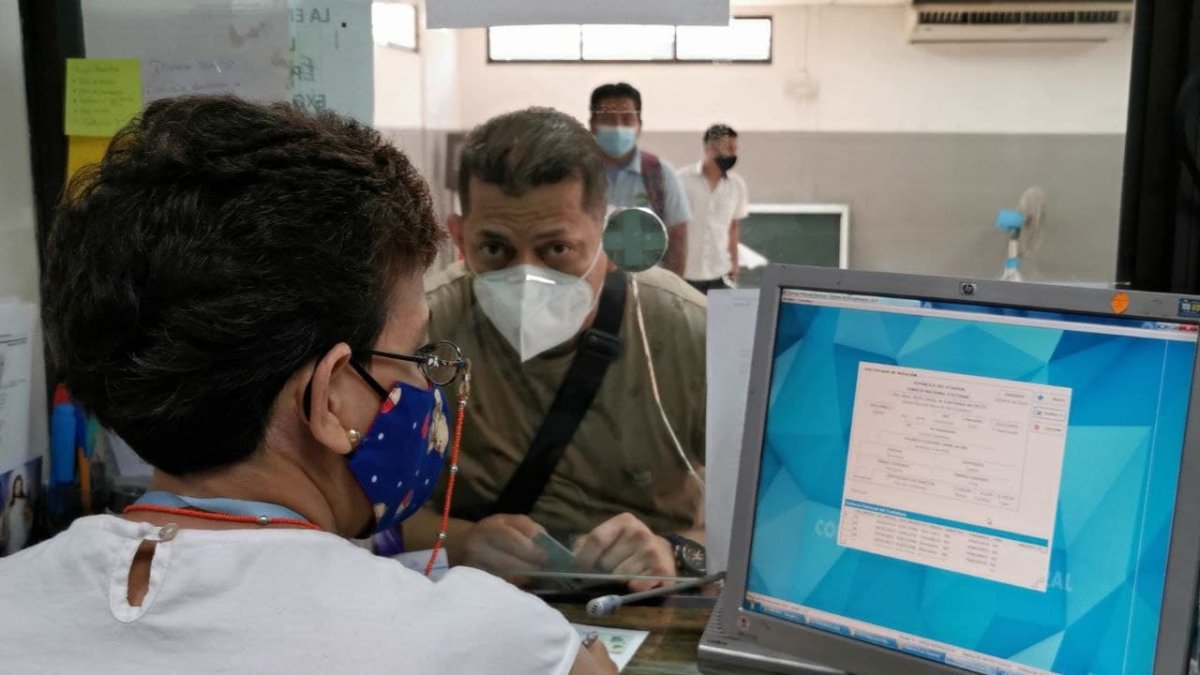 Ciudadanos ya realizan sus trámites en la Delegación Electoral del Guayas.