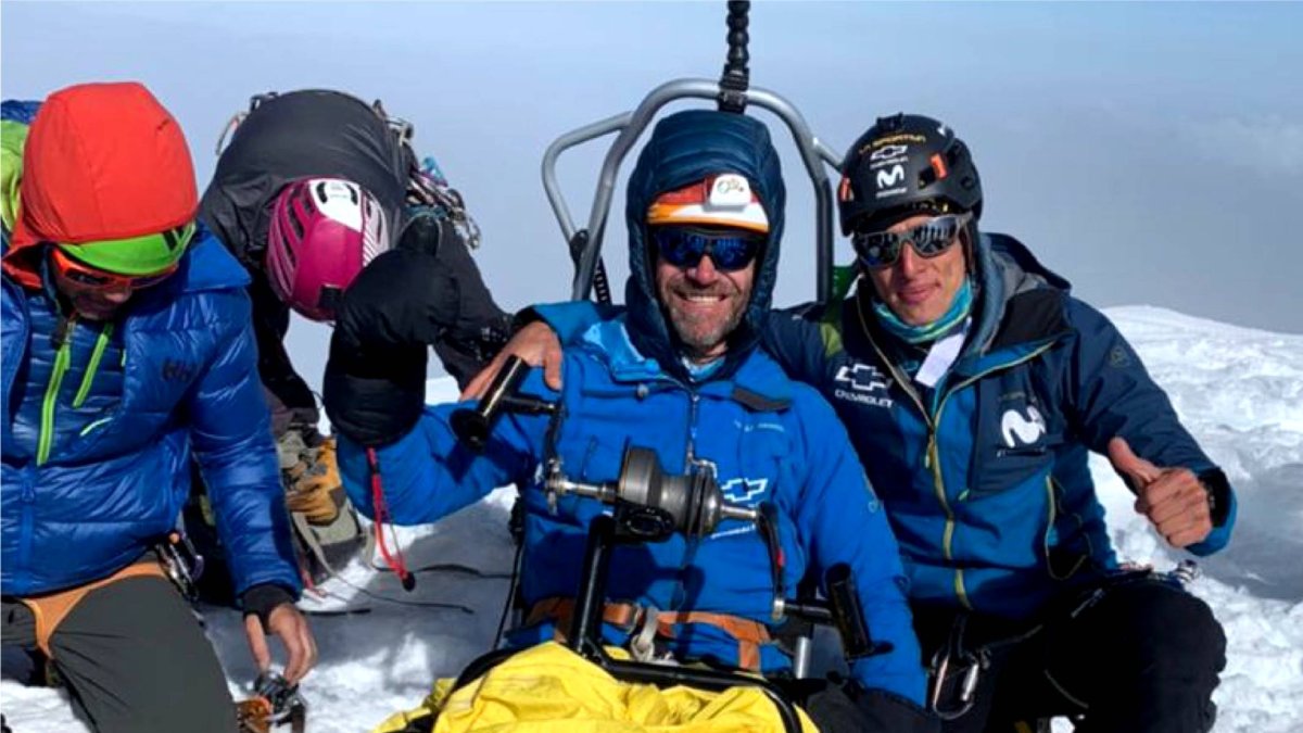 Sebastián Carrasco (c) junto a Karl Egloff tras llegar a la cumbre del Cayambe.