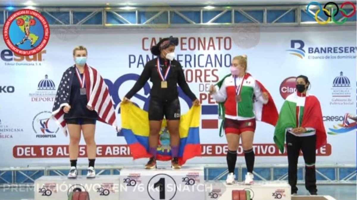 Neisi Dajomes empuñó la tricolor en lo alto de la premiación.