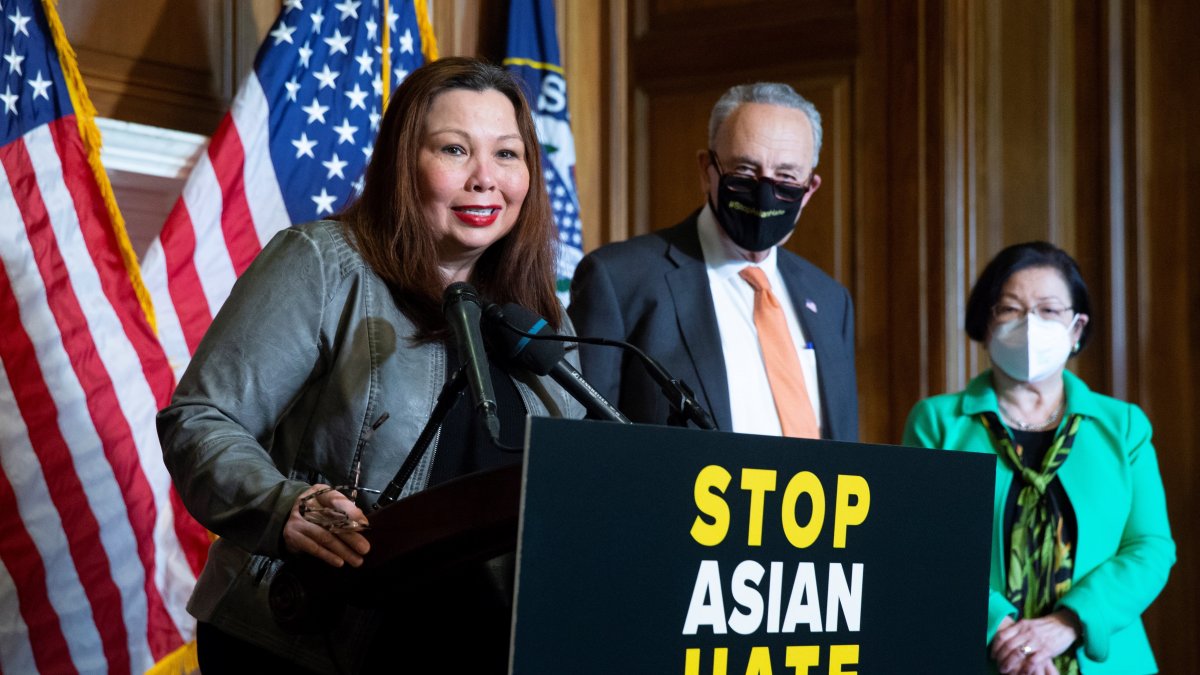 La senadora demócrata por Illinois Tammy Duckworth (i), el líder de la mayoría del partido en el Senado, Chuck Schumer (c), y la congresista por Hawaii Mazie Hirono (d), presentan una iniciativa para combatir el odio hacia los asiáticos, este 22 de abril de 2021, en el Capitolio, Washinton.