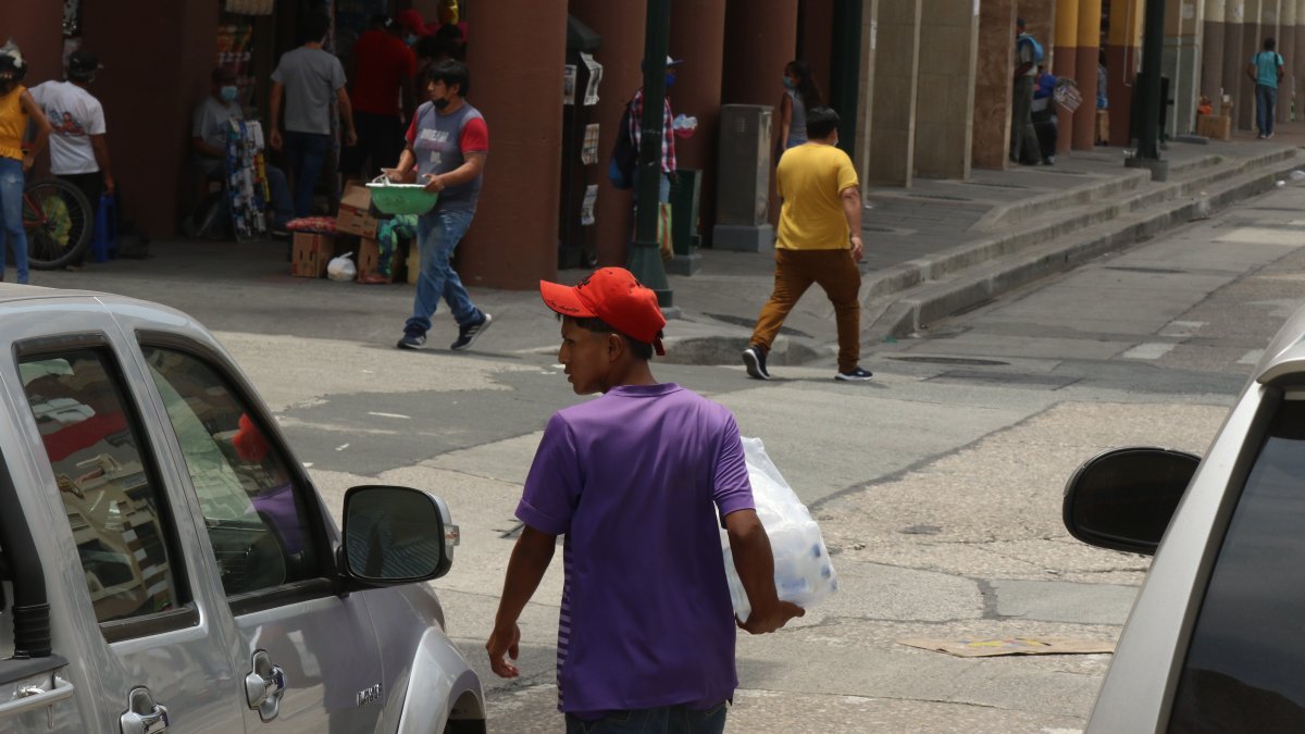 Avenida Quito. Una fila de vendedores ofrecen una variedad de productos, el ciudadano no puede identificar cuál está disfrazado y en realidad es un delincuente que busca la oportunidad para robar. 2. Mercado Central. Una de las zonas críticas donde más asaltos se han dado en los carros cuando están estacionados en la luz roja. 3. Avenida 25 de Julio. Los vendedores informales no esperan que el ciudadano los llame, en cuanto ve una ventana abierta se acerca.