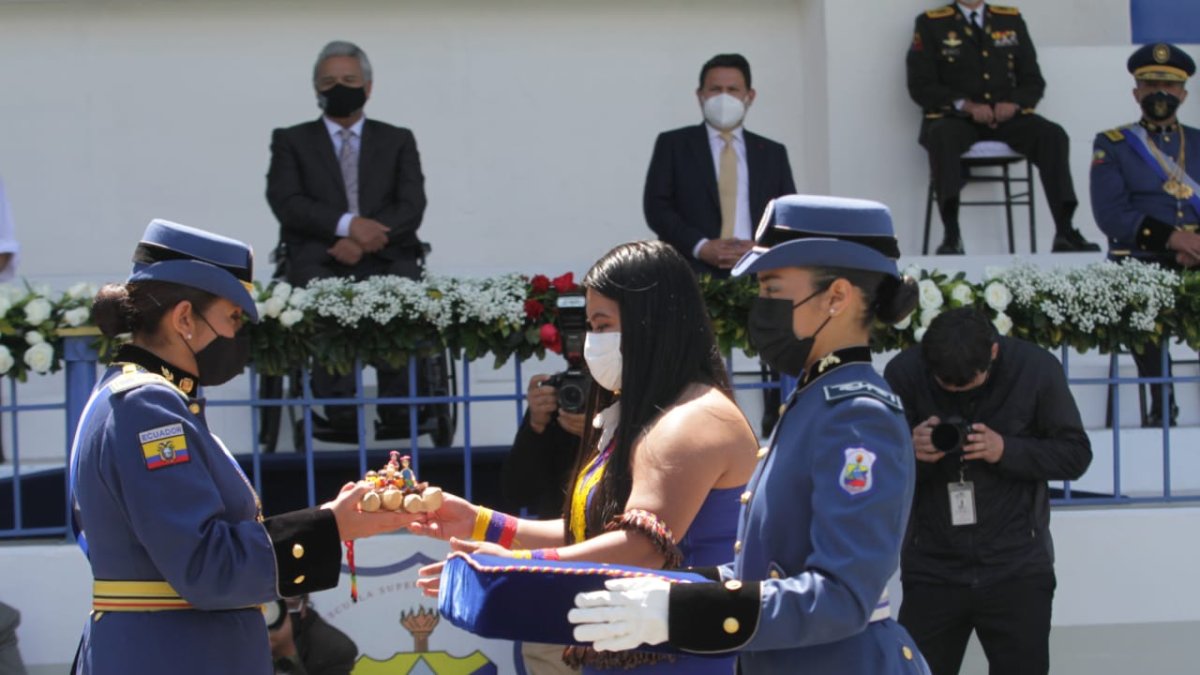 Acto. La comandante Tannya Varela recibió sus insignias de mando en la Escuela Superior de Policía de Pusuquí.