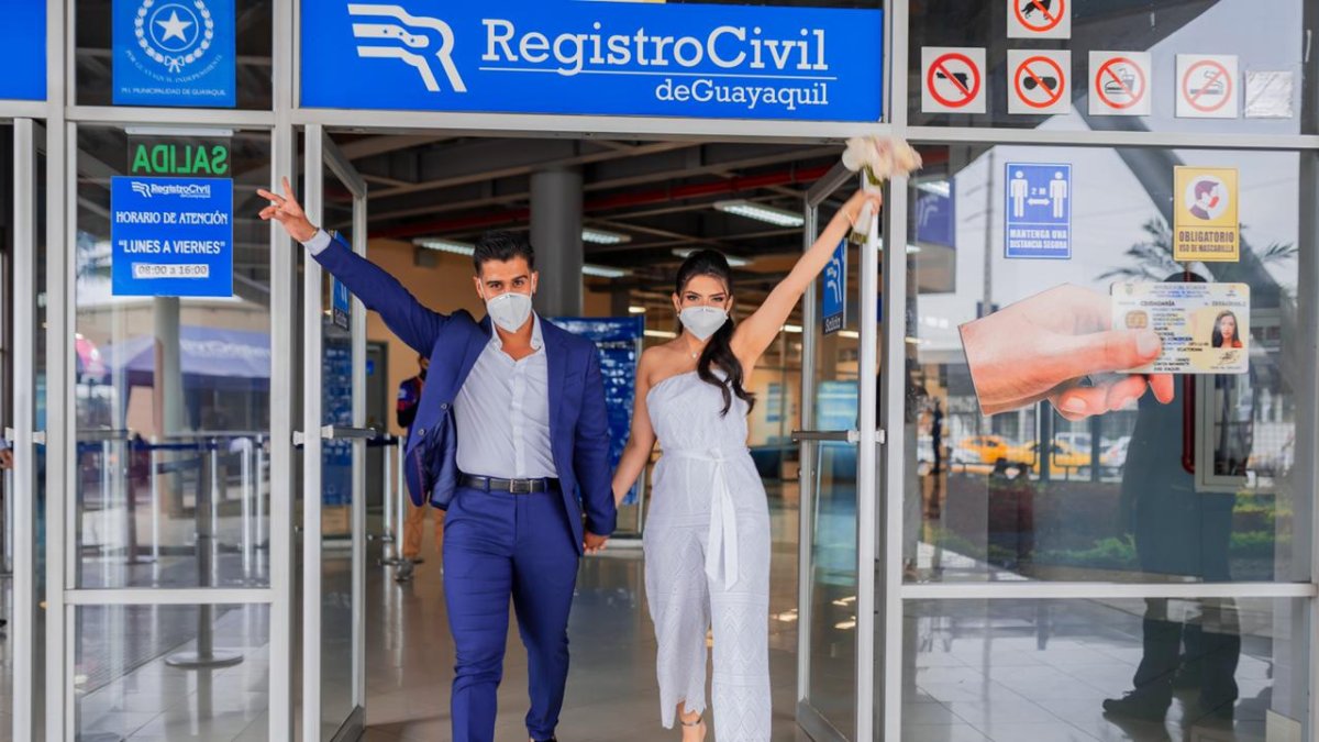 La pareja a la salida del Registro Civil de Guayaquil.