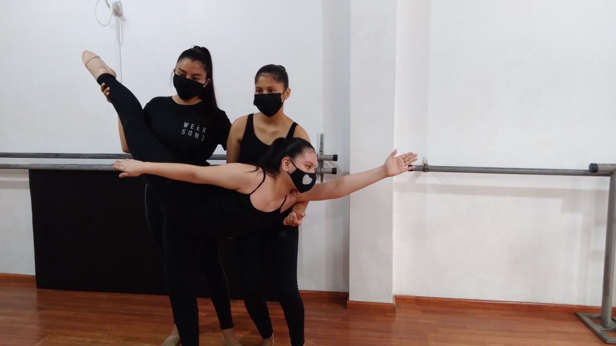 En MADA Cultura, un grupo de alumnas ensaya para el video que estrenarán por las redes el próximo 29 de abril.