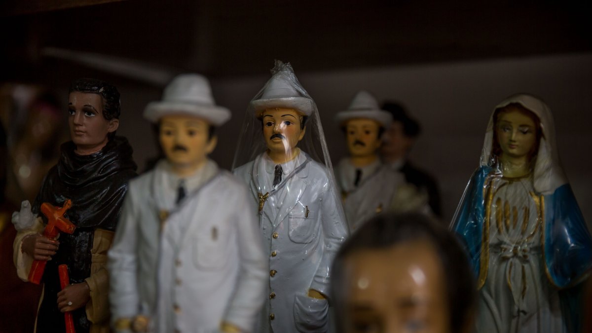 Fotografía que muestra varios artículos relacionados al Doctor José Gregorio Hernández, el 16 de abril de 2021, en Caracas (Venezuela)