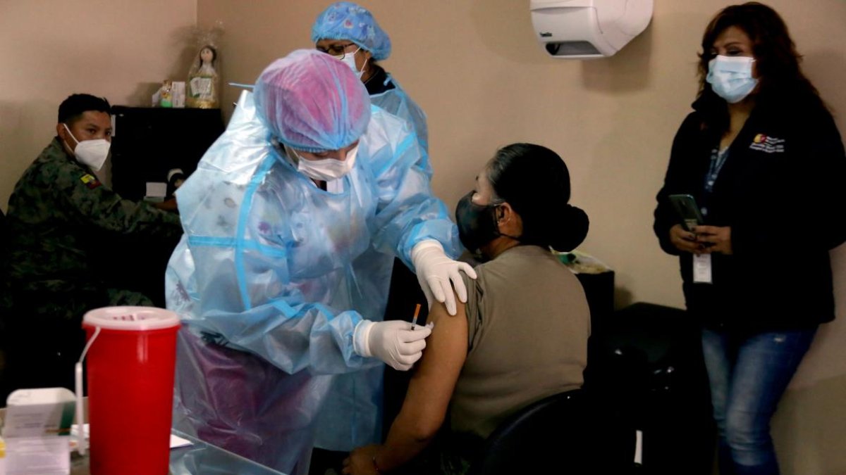 La vacunación se desarrolla en todo el país a personas vulnerables y personal de primera línea en hospitales.