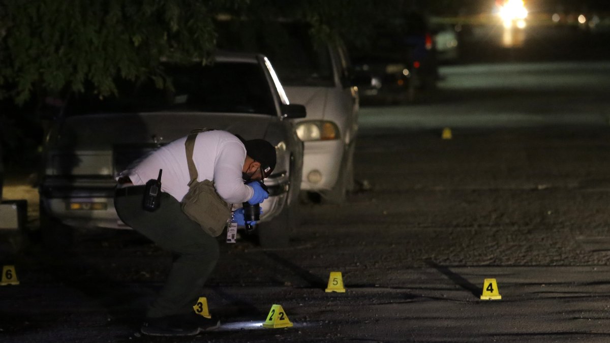 Peritos trabajan en la zona donde fue asesinado el periodista Arturo Alba Medina, en Ciudad Juárez, en el estado de Chihuahua.