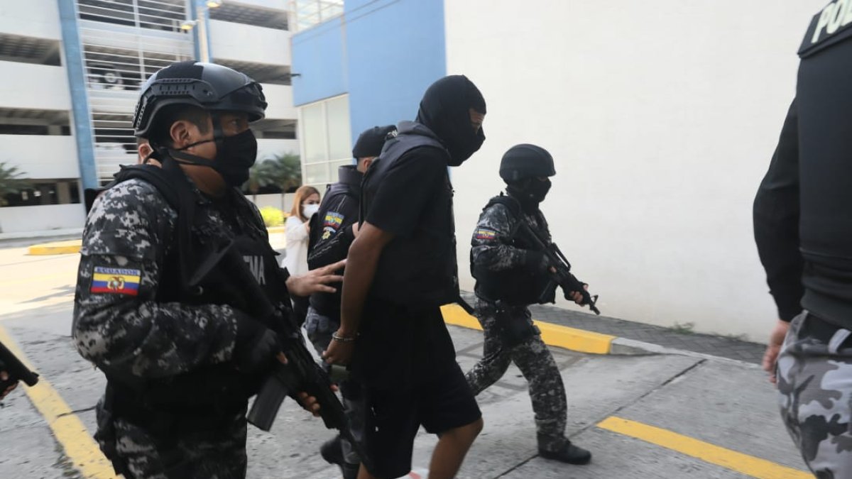 El hombre que habría disparado al animador, es llevado por la Policía de Guayaquil.
