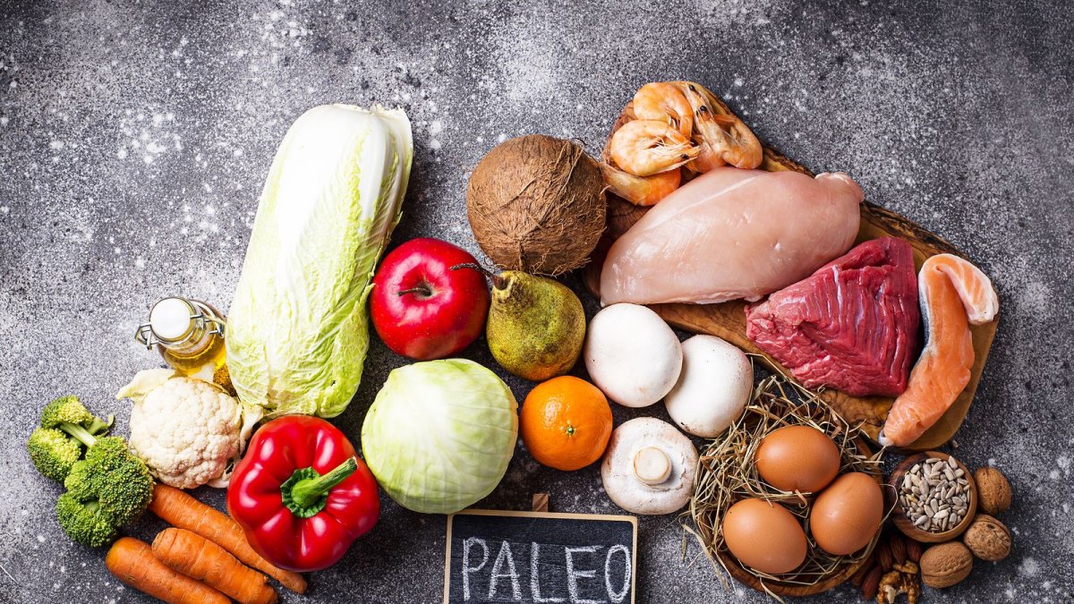 La dieta paleo prioriza las carnes, mariscos, frutas, verduras, frutos secos, semillas y tubérculos.