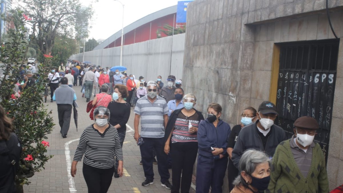 Miles de personas hacen filas para vacunarse en la ciudad en Quito.
