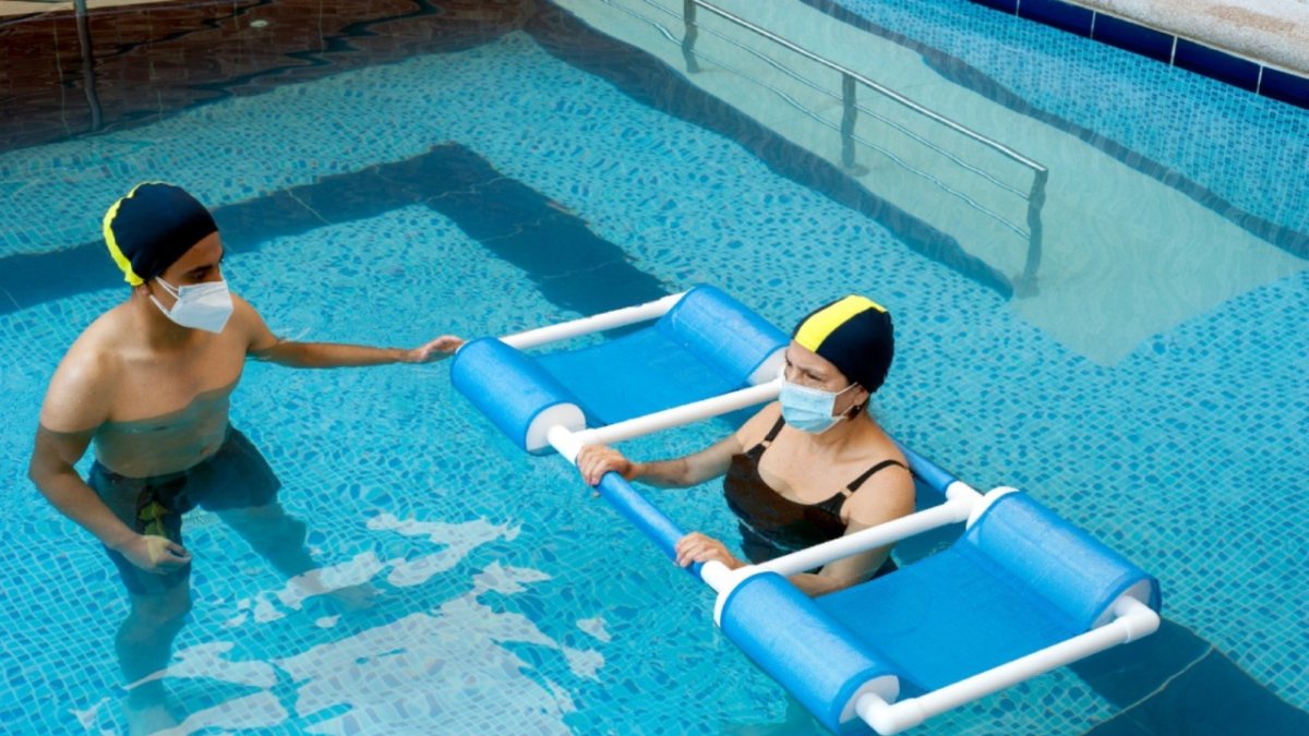 El fisioterapista Álex Terán durante una sesión de ejercicios en Aqua Rehabilitate.