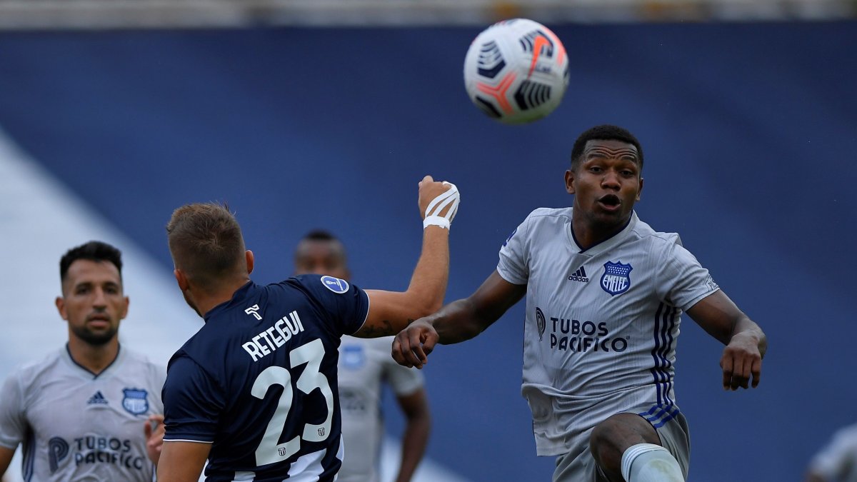 Romario Caicedo (d), de Emelec, disputa una pelota con un jugar de Talleres durante el partido en Argentina por la Copa Sudamericana.