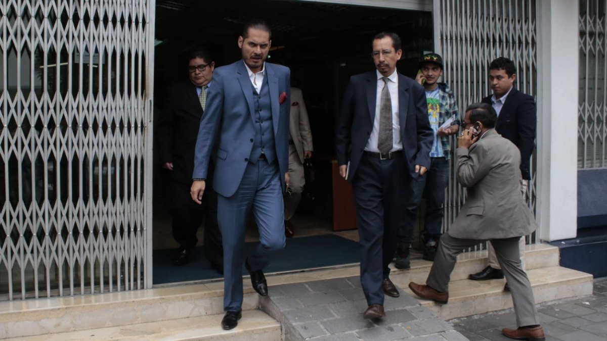 Sentenciado. José Raúl de la Torre (traje azul claro), familiar del contralor Pablo Celi, fue sentenciado en EE. UU.