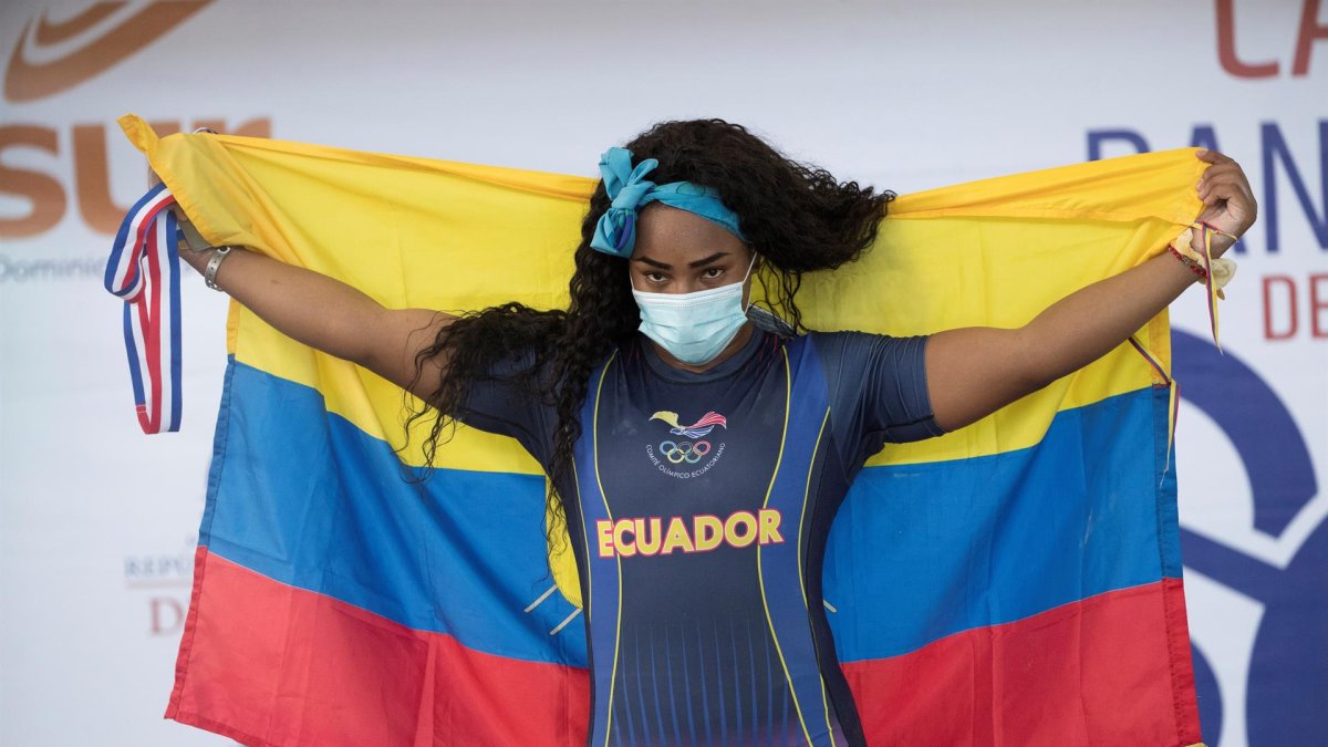 La nacida en Pusir Grande, provincia del Carchi, cerca del Valle de Chota, posa orgullosa en el podio de República Dominicana.