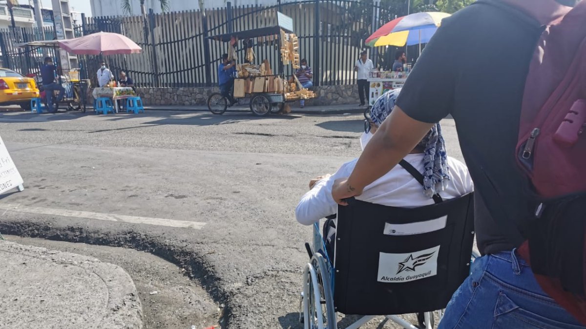 Las veredas no tienen rampas óptimas para personas con discapacidad física.