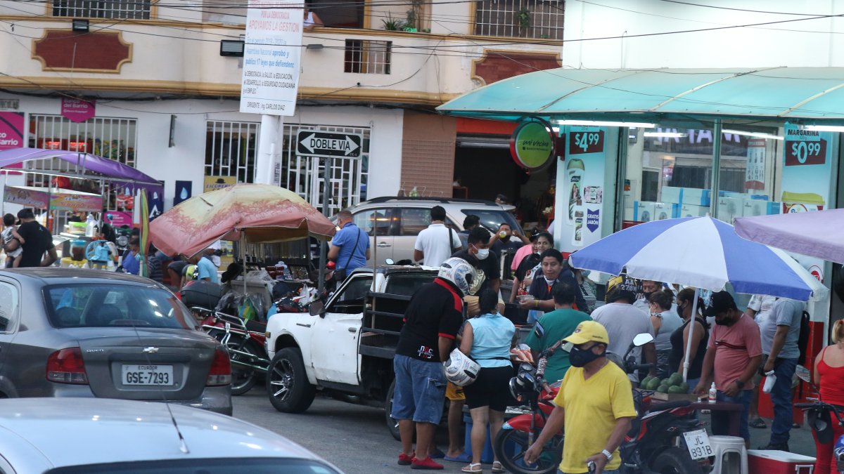 Hecho. Negocios obstaculizan el paso de los peatones.