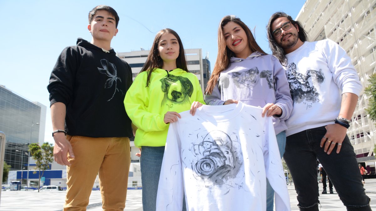 La línea de ropa By Javi destina parte de sus ventas para apoyar a fundaciones de rescate animal. El artista quiteño Javier Bravo tiene mascotas rescatadas en su hogar.