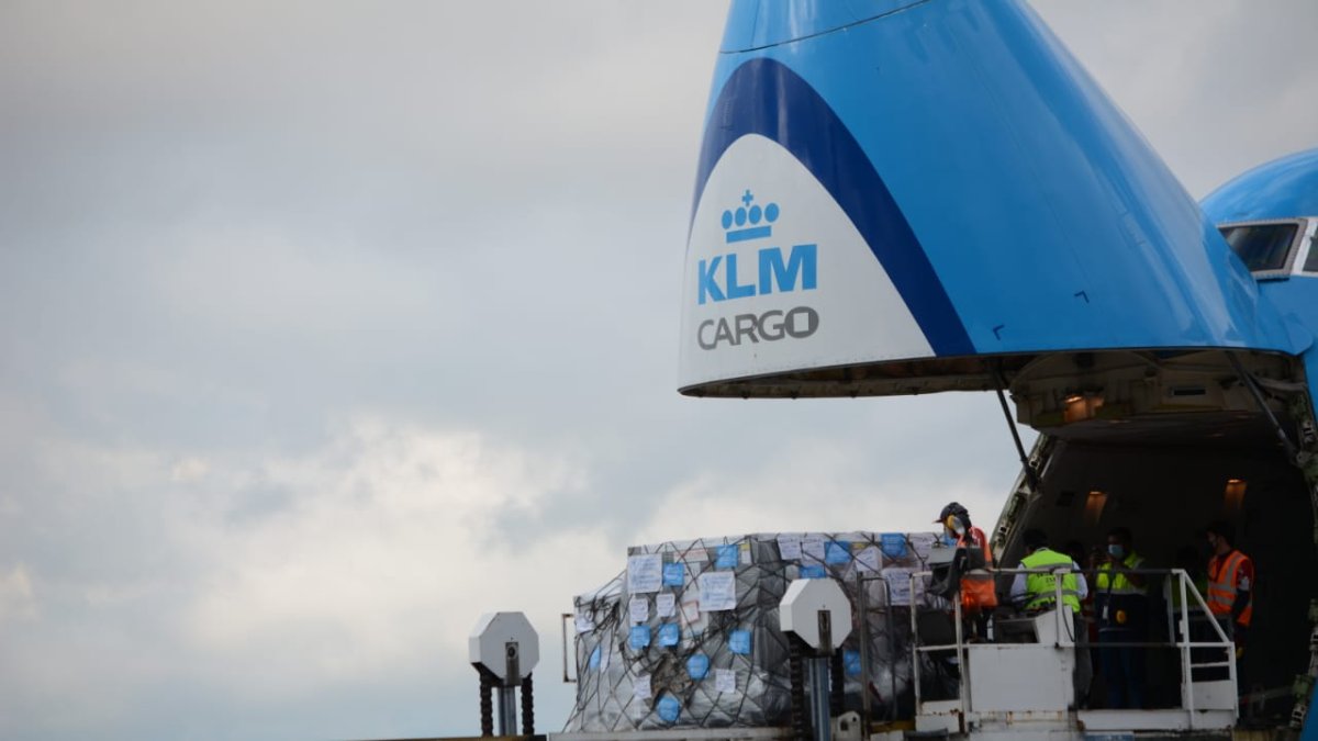 Llega cargamento de vacunas a Ecuador.