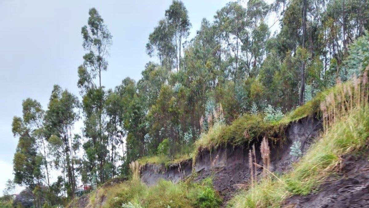 Cierre. En la avenida Camilo Ponce Enríquez un deslizamiento de tierra provocó el cierre de la vía por casi dos horas.