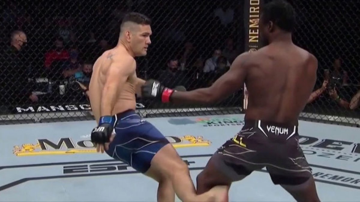 El peleador fue a dar una patada y terminó lesionándose.