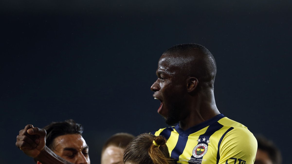 Enner Valencia marcó dos goles para el triunfo del Fenerbahce en la liga turca.