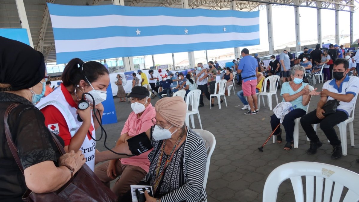 Vacuna. Cientos de personas acudieron al centro de vacunación Mucho Lote en Guayaquil donde se inoculó a adultos mayores.