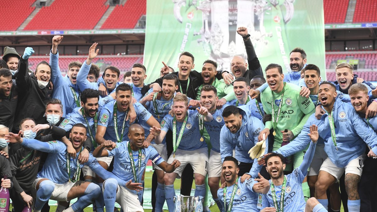 Jugadores del Manchester City celebran la consecución del primer título en este 2021.