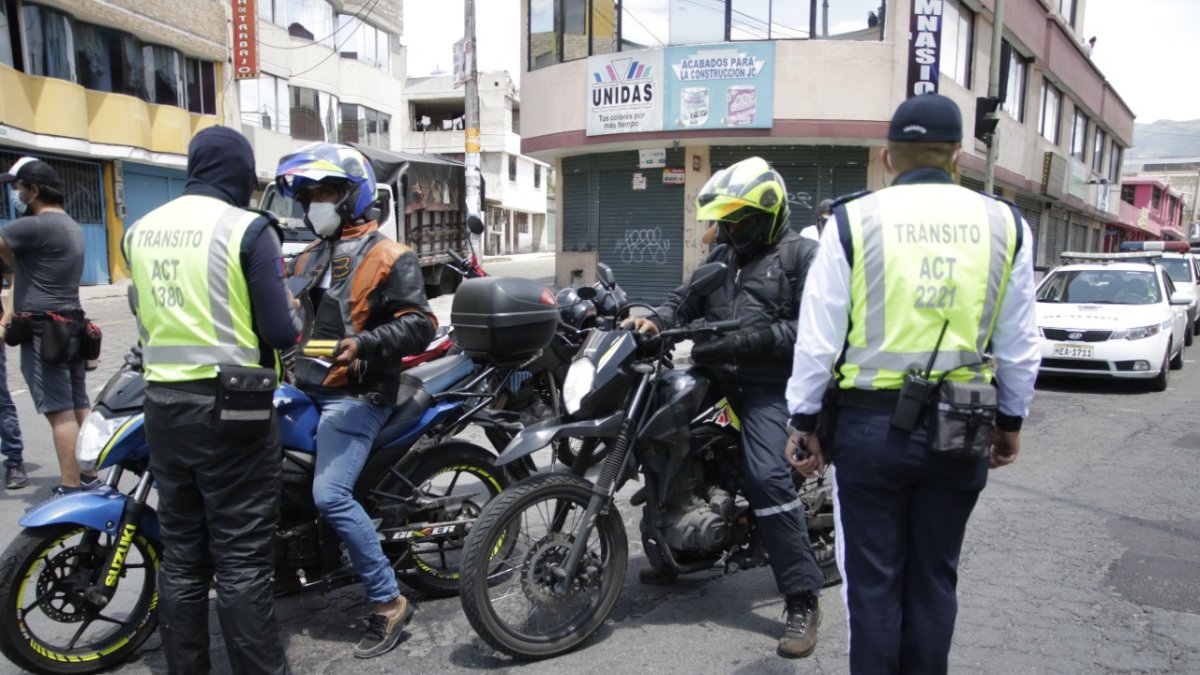 Operativo. En Caupicho, al sur de Quito continuaron este domingo los operativos de control.