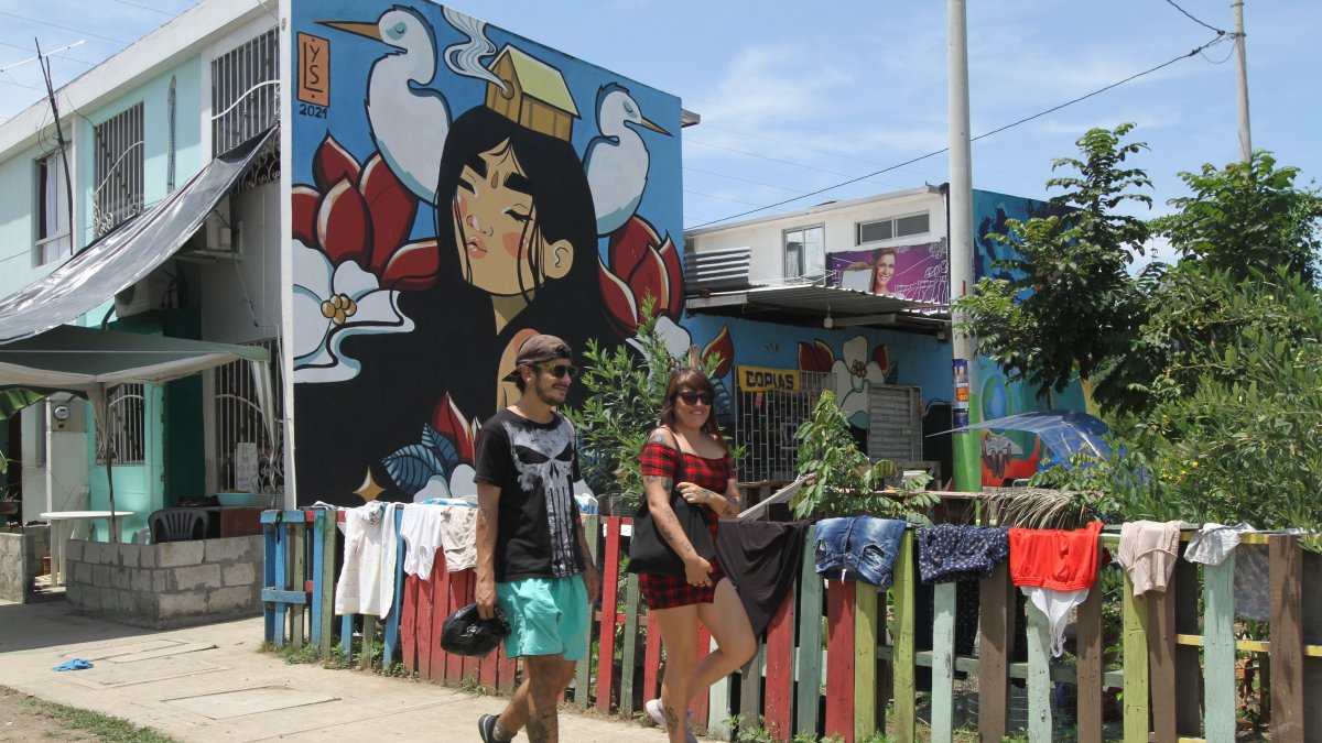 Bienal. María Fernanda López camina en Nuevo Ceibos, donde se ejecuta el proyecto artístico.