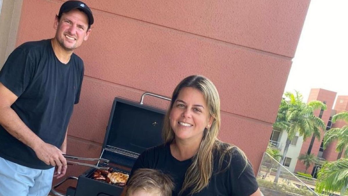 María del Rosario con su esposo e hijos.