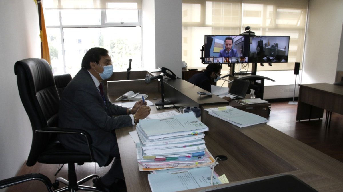 Diligencia. El presidente de la Corte de Pichincha Wladimir Jhayya instaló la audiencia desde el cuarto piso del organismo.