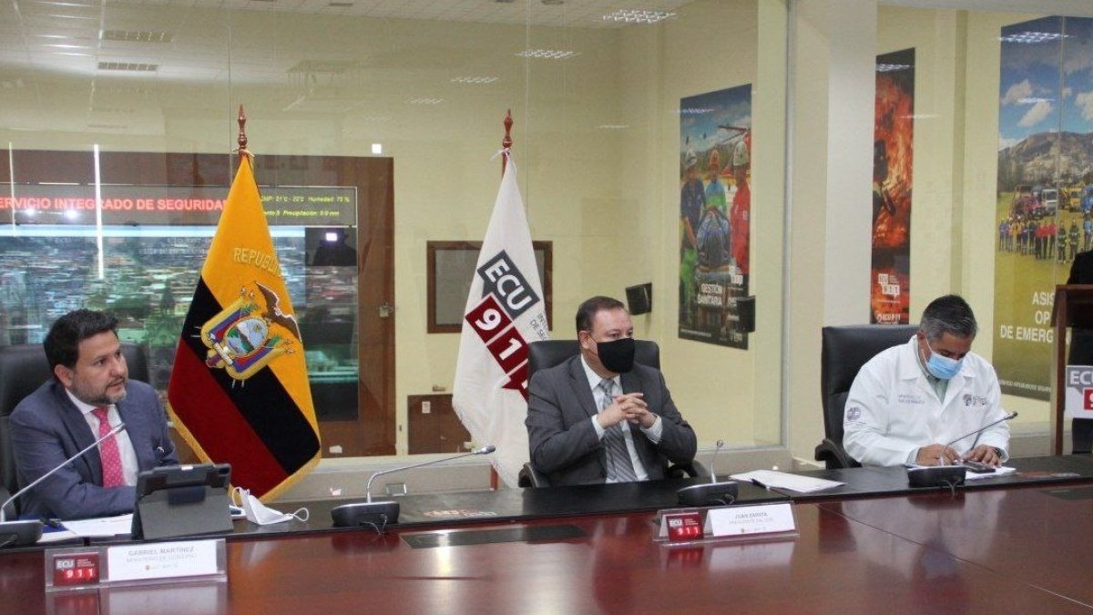 El ministro de Gobierno, Gabriel Martínez (i) junto a Zapata y al ministro de Salud, Camilo Salinas en la presentación de la evaluación.